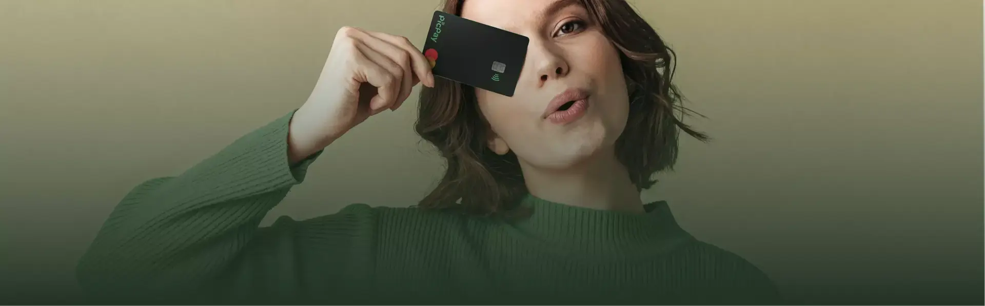 Um homem e uma mulher olhando um celular