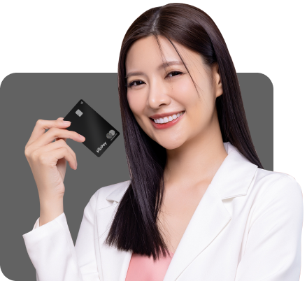 Mulher segurando cartão de crédito picpay black