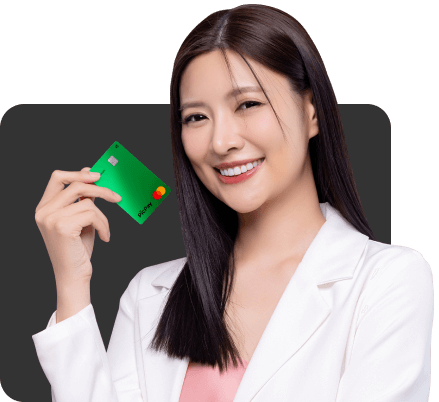 Mulher segurando cartão de crédito picpay platinum