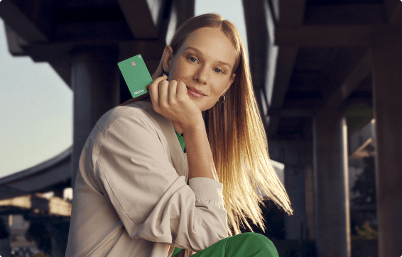 Mulher segurando um cartão de crédito picpay gold