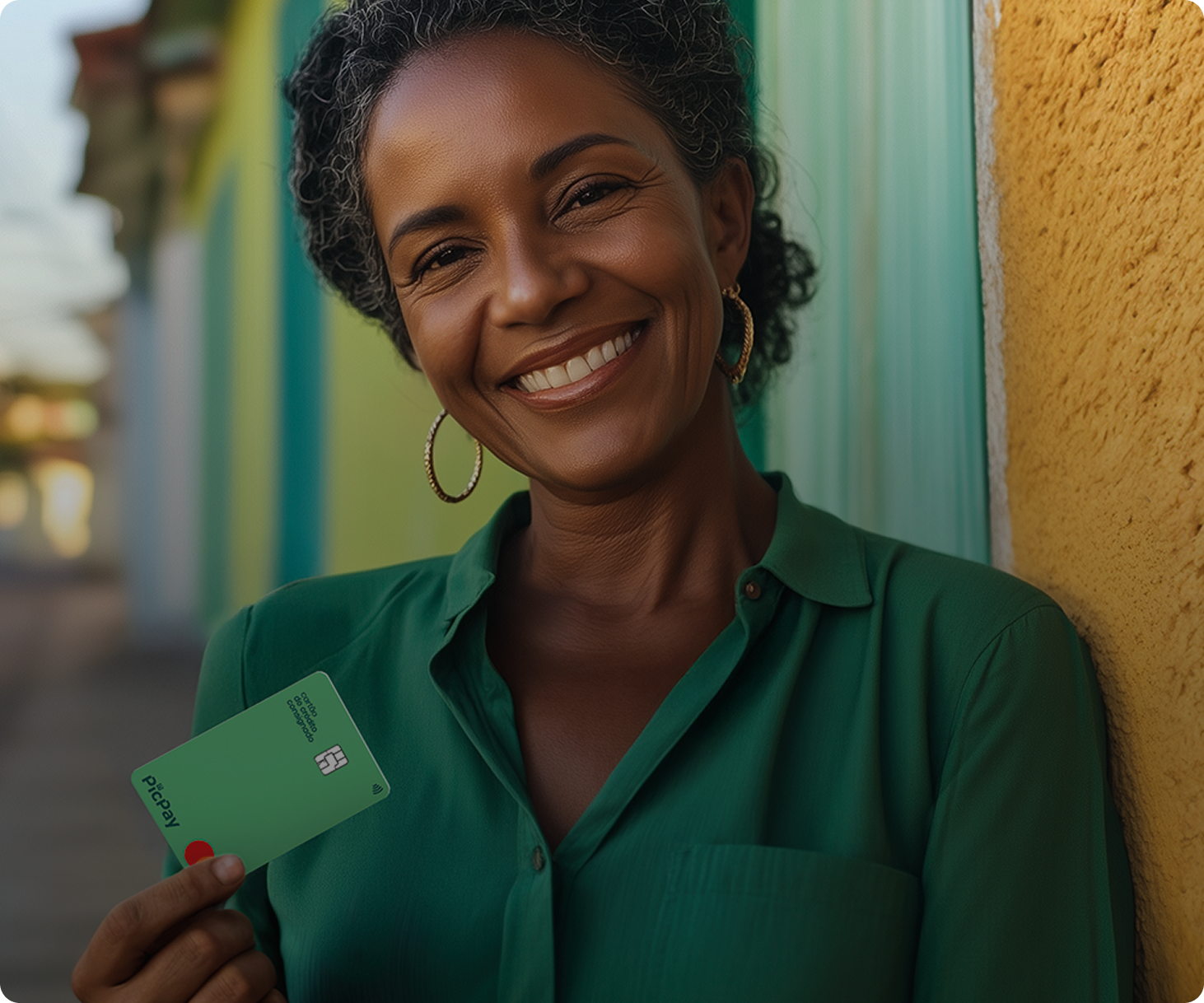 Um casal sorrindo segurando cma mul