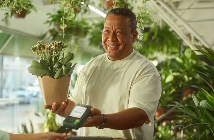 Pessoas acessando o apliquetivo PicPay pelo celular